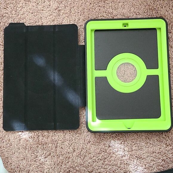 Apple iPad 10.2 case in black with green outlines - Picture 2 of 3